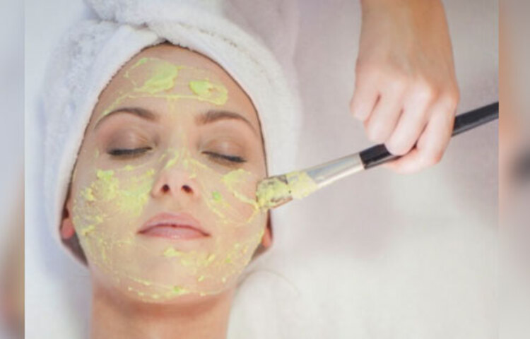 ত্বকে ডার্ক স্পট, ট্যান বা পিগমেন্টেশন ঠেকাতে বেসন, দই, লেবুর রস আর সর্ষের তেল মিশিয়ে ১০-১৫ মিনিট মুখে লাগিয়ে রাখুন, তারপর ঠান্ডা পানি দিয়ে ধুয়ে ফেলুন।