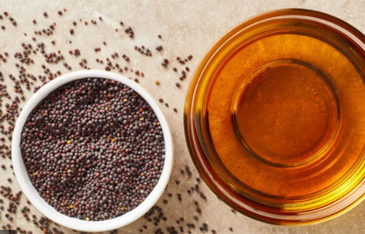 অনেকেই রাতভর তেল মেখে থাকেন। সরিষার তেল সারারাত দিয়ে রাখবেন না। এতে স্ক্যাল্প খুব চিটচিটে হয়ে পড়বে। শ্যাম্পু করার পরও স্ক্যাল্প ভালো পরিষ্কার হবে না। তাই গোসলের আধঘণ্টা আগে চুলে সরিষার তেল মাখলেই যথেষ্ট। ছবি: সংগৃহীত