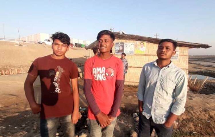 ২০০৮ সালে আওয়ামী লীগ সরকার ক্ষমতায় এসে কয়লাভিত্তিক বিদ্যুৎ প্রকল্পের উদ্যোগ নিলে এ অঞ্চলে উন্নয়নযজ্ঞ শুরু হয়। প্রকল্পের সম্ভাব্যতা যাচাই করা হয় ২০১৩ সালের সেপ্টেম্বরে। পরিবেশ প্রভাব নিরূপণ (ইআইএ) প্রতিবেদন অনুমোদন হয় পরের মাসে, অর্থাৎ অক্টোবরে। জাতীয় অর্থনৈতিক পরিষদের নির্বাহী কমিটিতে (একনেক) প্রকল্পটি অনুমোদন পায় ২০১৪ সালের ১২ আগস্ট। ছবি: জাগো নিউজ