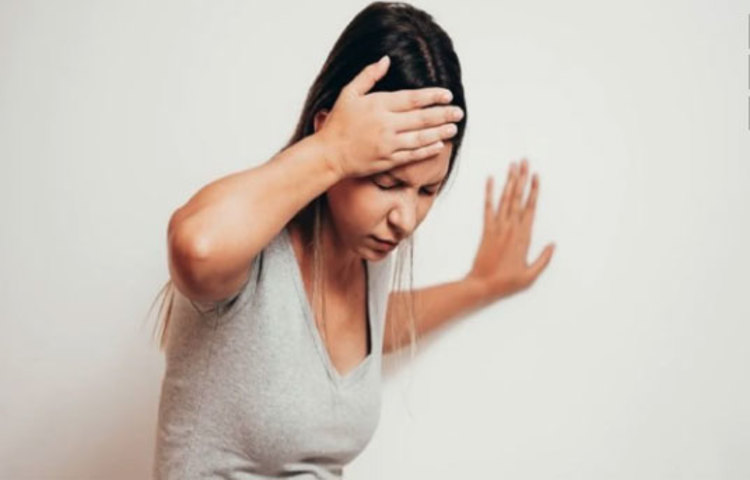 প্রথমত এই সমস্যার সঙ্গে রয়েছে নার্ভ বা স্নায়ুর যোগ। অনেক লোকেরই স্নায়ুর সমস্যার কারণে হঠাৎ শোয়া অবস্থা থেকে উঠলে, বা বসা অবস্থা থেকে উঠলে মাথা ঘোরে। তাই এটিকে অবহেলা না করাই ভালো।