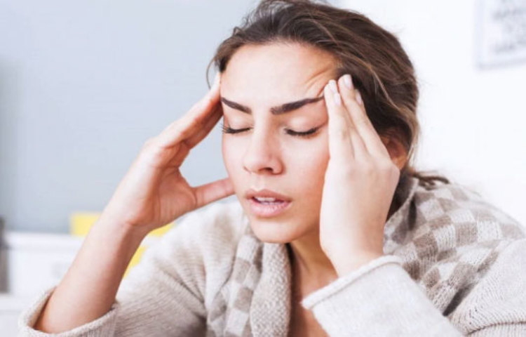 অনেকের প্রেশারের কারণে এই ঘটনা ঘটে। রক্ত চাপ কম থাকলে অনেক সময় মাথায় সঠিক পরিমাণ রক্ত পৌঁছায় না। যার ফলে অনেকের এই মাথা ঘোরার সমস্যা থাকতে পারে।