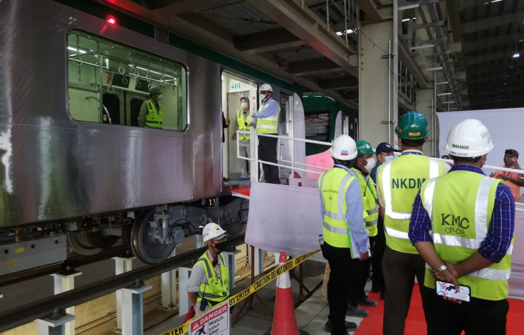 মেট্রোরেলের নানান বিষয় নিয়ে আলাপ করছেন প্রকৌশলীরা। ছবি: জাগো নিউজ