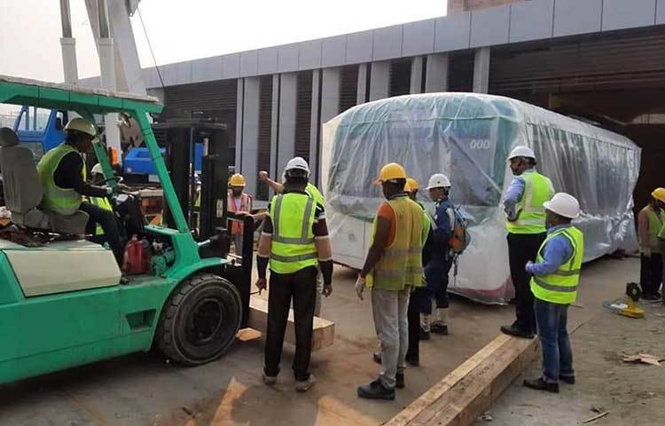 সোমবার (১৭ ফেব্রুয়ারি) মক বগিটি কন্টেইনার থেকে নামানো হয়। দুপুরে মক বগি আনার বিষয়টি জাগো নিউজকে নিশ্চিত করেন সড়ক পরিবহন ও মহাসড়ক বিভাগের উপপ্রধান তথ্য কর্মকর্তা মো. আবু নাছের। তিনি বলেন, ‘দেড় মাস আগে মেট্রোরেলের একটি মক বগি আনা হয়। মক বগি হওয়ায় এটি প্রদর্শন করা হবে। মূল ট্রেনে এটি যুক্ত করা হবে না।’