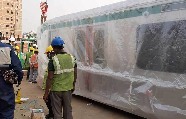 প্রথম ধাপে দিয়াবাড়ি থেকে আগারগাঁও পর্যন্ত মেট্রোরেল চালু করা হবে। এ লক্ষ্য সামনে রেখে কাজ চলছে। এরই অংশ হিসেবে দিয়াবাড়িতে নির্মিত হচ্ছে মেট্রোরেল এক্সিবিশন অ্যান্ড ইনফরমেশন সেন্টার। এতে মেট্রোরেলের ইতিহাস তুলে ধরা হবে। আজ এখানেই মেট্রোরেলের এ মক বগিটি রাখা হয়েছে।