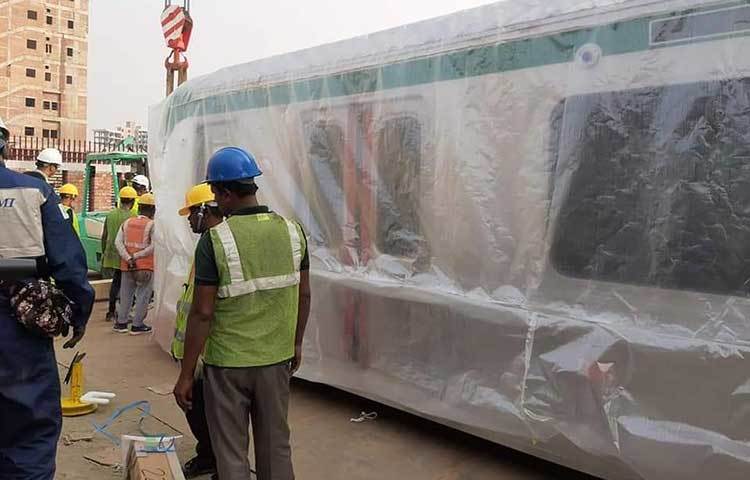 সূত্র আরও জানায়, আগামী মার্চের শেষ দিকে এ প্রদর্শনী সেন্টার উদ্বোধন করার কথা রয়েছে প্রধানমন্ত্রী শেখ হাসিনার। এরপর বিনামূল্যে জনসাধারণের জন্য তা উন্মুক্ত করে দেয়া হবে। তখন এ মক বগি থেকে মেট্রোরেল সম্পর্কে দেশের সর্বসাধারণ ধারণা নিতে পারবেন।