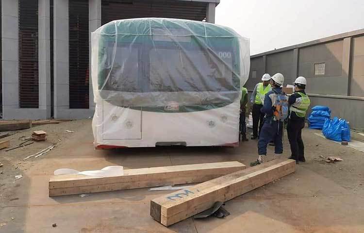 এই মেট্রোরেল নির্মাণে স্বল্প সুদে ঋণ দিয়েছে জাপান ইন্টারন্যাশনাল কো-অপারেশন এজেন্সি (জাইকা)। এ প্রকল্প সমীক্ষা করতে এসে ২০১৬ সালে হলি আর্টিসানে হামলার শিকার হয়ে নিহত হন সাত জাপানি। তাদের স্মৃতিও দিয়াবাড়ির মেট্রোরেল এক্সিবিশন অ্যান্ড ইনফরমেশন সেন্টারে স্থান পাবে।