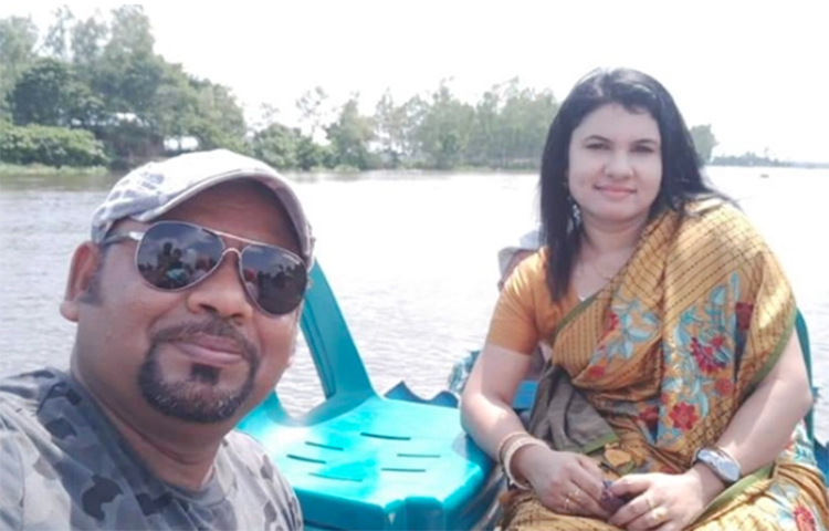 এদিকে মেয়র নজরুল ইসলামের সঙ্গে বিয়ে হওয়ার পর থেকেই স্কুলে অনিয়মিত আসছেন গুলশানারা পারভীন পান্না। একদিনের ছুটি নিয়ে স্কুল ছেড়ে এ দীর্ঘ সময় ধরে অনুপস্থিত তিনি। তবে স্কুলে না এলেও বেতন ঠিকই তুলে নিচ্ছেন পান্না। পৌর মেয়রের স্ত্রী হওয়ায় এ বিষয়টি নিয়ে বিদ্যালয় কর্তৃপক্ষ কিংবা উপজেলা শিক্ষা কর্মকর্তারা মুখ খুলতে নারাজ।