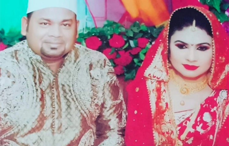 অভিযোগে জানা যায়, উল্লাপাড়া পৌরসভার মেয়র নজরুল ইসলাম কয়েক বছর আগে পৌর এলাকার ঝিড়িকা বন্দর সরকারি প্রাথমিক বিদ্যালয়ের একটি অনুষ্ঠানে অতিথি হিসেবে অংশগ্রহণ করেন। সেই অনুষ্ঠানেই এক সন্তানের জননী সহকারী শিক্ষিকা গুলশানারা পারভীন পান্নার প্রতি কুদৃষ্টি পড়ে মেয়রের। এরপর থেকেই বিভিন্ন প্রলোভন দেখায় পান্নাকে।