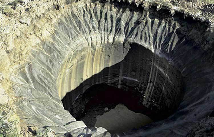 রাশিয়ার উত্তর সাইবেরিয়ায় আচমকাই যেন গজিয়ে উঠেছিল বিশালাকার এমন বহু গর্ত। বরফে ঢাকা সাইবেরিয়ায় কোথা থেকে উদয় হল এই গর্তগুলো?