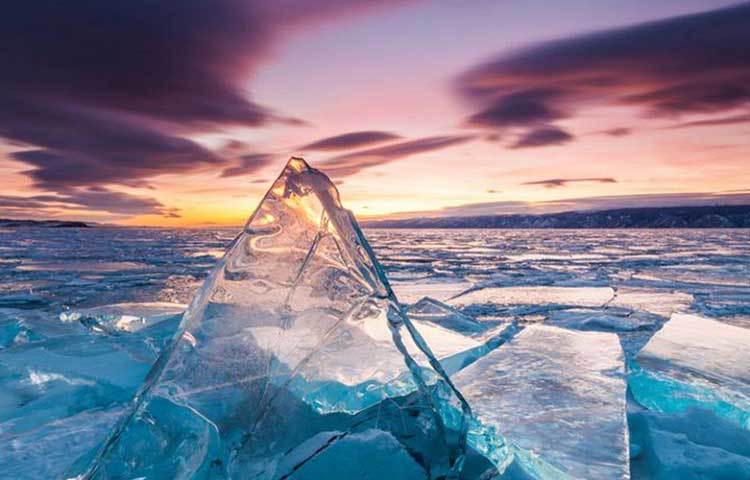 কিন্তু সাইবেরিয়ার ক্ষেত্রে ঠিক উল্টো পরিস্থিতির সৃষ্টি হয়েছে। বাড়তে থাকা তাপমাত্রার জেরে মাটির নীচে জমে থাকা কার্বন ডাই অক্সাইড এবং মিথেন গ্যাস আরও বেশি পরিমাণে পরিবেশে মুক্ত হয়ে পড়েছে।