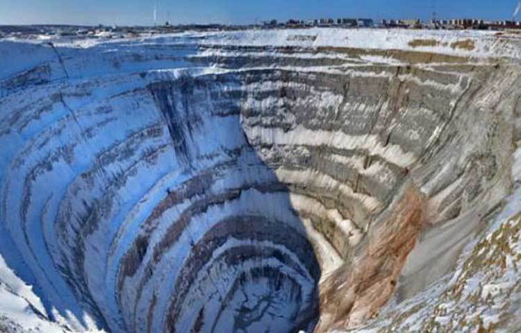 একদল বিজ্ঞানীদের যেমন ধারণা, প্রচণ্ড চাপে এই অংশে মাটির নীচে প্রচুর পরিমাণে মিথেন গ্যাস জমে ছিল। সাইবেরিয়ার ক্রমশ বাড়তে থাকা তাপমাত্রার জেরে ওই গ্যাসের আয়তন বৃদ্ধি পায়। ফলে চাপ বাড়তে বাড়তে একসময় জোরে বিস্ফোরণ হয়েই এই গর্তগুলো সৃষ্টি হয়েছে।