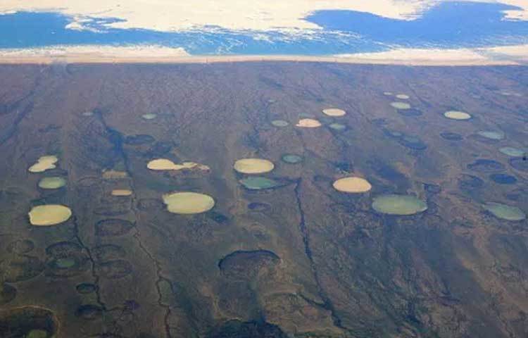 এক একটা গর্ত ১০০ ফুট পর্যন্ত চওড়া এবং ৬০ ফুট পর্যন্ত গভীর এই অঞ্চলে। বিজ্ঞানীরা ওই সমস্ত গর্তের ভিতরে মিথেন গ্যাস উপস্থিতির প্রমাণও পেয়েছেন।