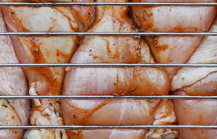 মাংস উচ্চ তাপমাত্রায় জ্বাল দিয়ে সংরক্ষণ করা যেতে পারে। সেক্ষেত্রে ছয় ঘণ্টা পরপর মাংসটি জ্বাল দিতে হবে, না হলে জীবাণু সংক্রমণের আশঙ্কা থাকে। এভাবে মাংস কয়েকদিন পর্যন্ত ভালো থাকে। অন্যদিকে প্রাচীনকাল থেকে এই পদ্ধতিতে মাংস সংরক্ষণ হয়ে আসছে। হলুদ ও লবণ দিয়ে মাংস সেদ্ধ করে অনেক দিন সংরক্ষণ করা যেতে পারে। ছবি: সংগৃহীত