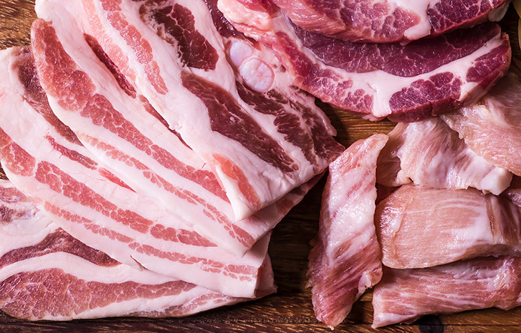 রোদে শুকিয়েও মাংস বছরের পর বছর সংরক্ষণ করা যায়। এজন্য মাংসগুলো মাঝারি আকারে কেটে পরিষ্কার পানিতে ভালভাবে ধুয়ে নিন। এই মাংসের সাথে কোন অবস্থাতেই চর্বি রাখা যাবে না। এরপর মাংসের পানি নিংড়ে নিয়ে তাতে যথেষ্ট পরিমাণে লবণ ও হলুদ মাখিয়ে নিন, এবং পানিতে সেই মাংস কিছুক্ষণ সেদ্ধ করে নিন। ছবি: সংগৃহীত