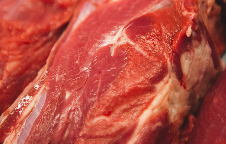 মাংস আধা সেদ্ধ হলে অর্থাৎ কাঁচা মাংসের গন্ধ যাওয়ার সঙ্গে সঙ্গেই সেটা চুলা থেকে নামিয়ে পুরো পানি ছেঁকে ফেলুন। তারপর মাংসের টুকরোগুলো শিকে গেঁথে রোদে দিয়ে রাখুন। এভাবে মাংস শুকাতে একটানা চার থেকে সাত তিন সময় লাগে। ছবি: সংগৃহীত