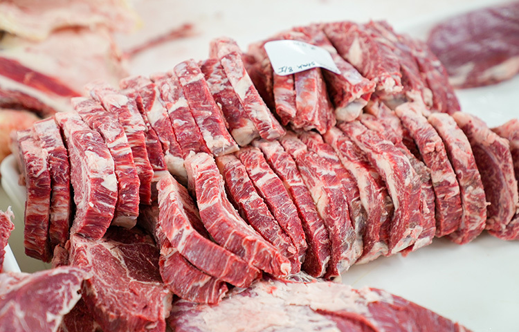 বাইরের ধুলোবালি থেকে মাংসগুলোকে বাঁচাতে পাতলা কাপড় পেঁচিয়ে দিতে পারেন। মাংসের সব পানি সম্পূর্ণভাবে শুকিয়ে গেলে যেকোনো এয়ারটাইট কন্টেইনারে রাখতে হবে। শুকনা এই মাংসটি হালকা গরম পানিতে কিছুক্ষণ ভিজিয়ে রাখার পর স্বাভাবিক নিয়মে রান্না করা যাবে। ছবি: সংগৃহীত