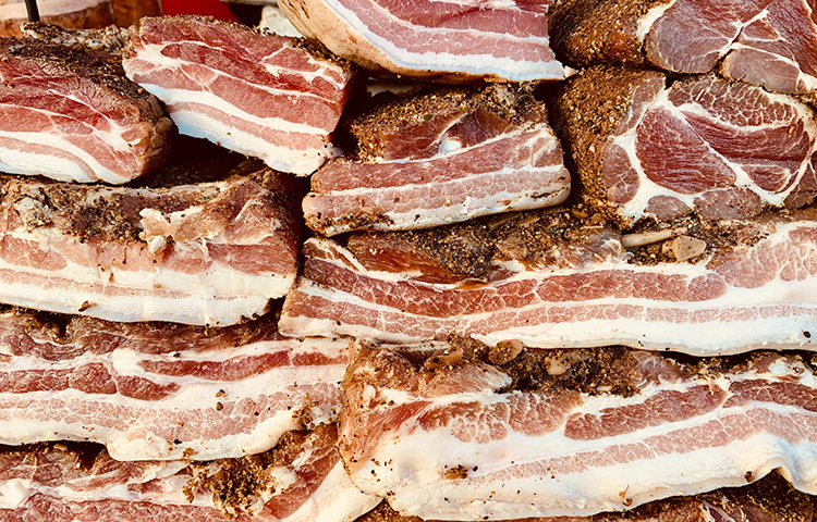 এরপর একদিন অন্তত মাংসগুলো উচ্চতাপে গরম করতে হবে। এভাবে মাংস ১৫ থেকে ২০ দিন পর্যন্ত ভালো থাকে। এছাড়া মশলা ছাড়াই শুধুমাত্র ডুবো তেলে মাংস সেদ্ধ করে সংরক্ষণ করা যয়। এজন্য হাঁড়িতে যথেষ্ট পরিমাণে তেল গরম করে মাংস ডুবিয়ে পুরোপুরি সিদ্ধ করতে হবে। ছবি: সংগৃহীত