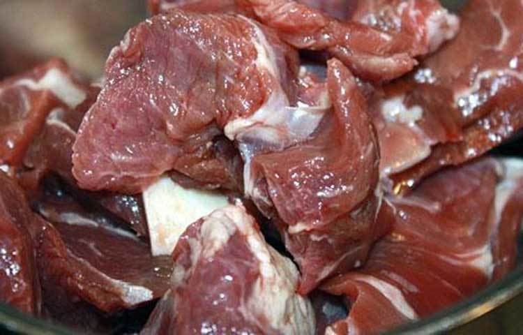 মাংস ধোয়া: মাংস গরম পানিতে ধুয়ে নিন। হালকা গরম পানিতে লবণ দিয়ে সেই পানিতে মাংস ধুয়ে নিলে মাংসের গায়ে থাকা রোগজীবাণু অনেকটাই ধুয়ে যায়।