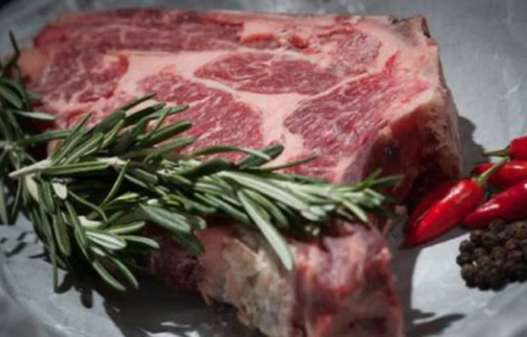 বিশ্বস্বাস্থ্য সংস্থা হু এর একটি সমীক্ষায় দেখা গিয়েছে সবচেয়ে বেশি ক্ষতিকর প্রসেসড মিট। যারা বেকন, সসেজ, সালামিতে ডুবে রয়েছেন তাদের ডায়াবেটিস, ক্যানসার সম্ভাবনা খুবই বেশি। কাজেই মাংস থেকে দূরে থাকলে এই ভয়গুলো থেকেও মুক্তি।