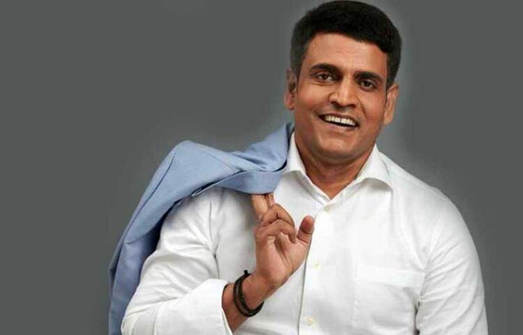 পড়াশোনায় মন বসত না। ক্লাসে শিক্ষকরা যা পড়াতেন, তা তার মাথায় কিছুই ঢুকতো না। কোনো রকম কলেজে ভর্তি হলেও পড়াশোনার ভার আর বইতে পারছিলেন না। মা-বাবার বিরুদ্ধে গিয়েই মাঝপথে কলেজ ছেড়ে দেন। নিজের পরিশ্রম আর অদম্য জেদে ভর করে মিলিয়নিয়র সিইও হয়ে গেলেন সেই কলেজ বাদ পড়া ছেলে।