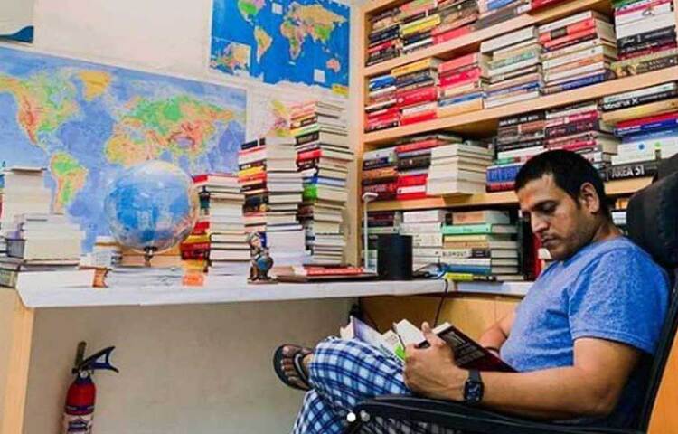 প্রথমে একটি ছোট অফিস ভাড়া নিয়েছিলেন। মাত্র তিনজন কর্মী নিয়ে কাজ শুরু করেছিলেন। যে বিল্ডিংয়ে একটি ছোট্ট ঘরভাড়া নিয়ে অফিস শুরু করেছিলেন তারা, মাত্র আড়াই বছরের মধ্যে পুরো বিল্ডিংটাই কিনে নেন। ধীরে ধীরে ব্যবসাও বাড়তে থাকে তাদের। আইটি কনসাল্টিং ফার্ম, ফ্যাশন ফার্ম চালু করেন তারা। ফ্যাশন সংস্থা স্ত্রীই মূলত দেখেন। কলেজ থেকে বাদ পড়া সুশীল এখন মিলিয়নিয়র।