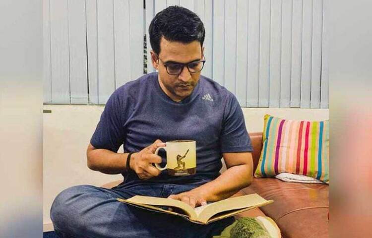 তিনি সুশীল সিংহ। বয়স এখন ৪০ বছর। নিরাপত্তারক্ষীর এই কলেজ বাদ পড়া ছেলে কীভাবে মিলিয়নিয়র হলেন? ভারতের উত্তরপ্রদেশের জুনপুরের একটি গ্রামে জন্ম তার। মাত্র তিন বছর বয়সে জীবিকার কারণে বাবা তাদের নিয়ে চলে এসেছিলেন মুম্বাইয়ে।