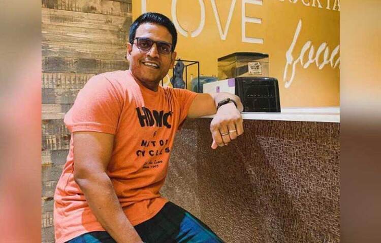 মুম্বাইয়ের এক বস্তিতে তারা থাকতেন। বাবা একটি ব্যাংকে নিরাপত্তারক্ষীর কাজ করতেন। সুশীলরা ছিলেন তিন ভাই-বোন।