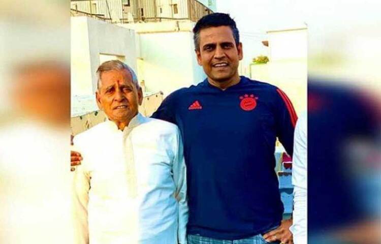 তাদের সংসারে তেমন অভাব ছিল না। বাবা যা রোজগার করতেন, তা দিয়ে দু’বেলা খাওয়া-পরা জুটে যেত তাদের। সবচেয়ে ভরসার বিষয় হলো, তাদের মাথা গোঁজার ছাদ ছিল নিজেদের। সেখানকার মিউনিসিপ্যাল করপোরেশনের একটি হিন্দি মিডিয়াম স্কুলে সুশীলকে ভর্তিও করে দিয়েছিলেন বাবা। দশম শ্রেণি পর্যন্ত তার পড়াশোনা ভালোই চলছিল।