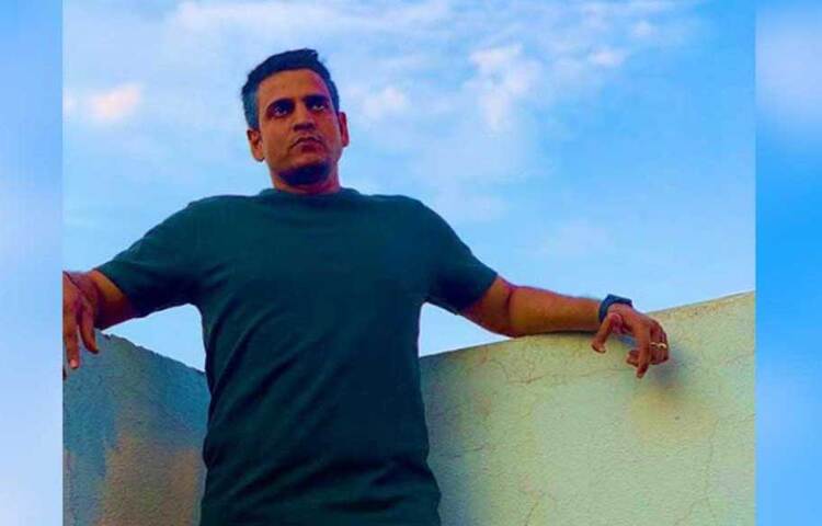 অনিচ্ছা সত্ত্বেও মা-বাবার কথায় অবশেষে দ্বাদশ শ্রেণি উত্তীর্ণ হন। তারপর কম্পিউটার সায়েন্স নিয়ে ভর্তি হলেন এলাহাবাদ বিশ্ববিদ্যালয়ে। তিন বছরের স্নাতক স্তরের দ্বিতীয় বর্ষে এসে পড়াশোনায় ইতি টানার কথা সুশীল স্থির করে নিয়েছিলেন। ২০০৩ সালে দ্বিতীয় বর্ষের পরীক্ষায় একেবারেই বসতে রাজি ছিলেন না তিনি। এবারও মা-বাবার কথায় পরীক্ষা দেন। কিন্তু অঙ্কে ফেল করেন।