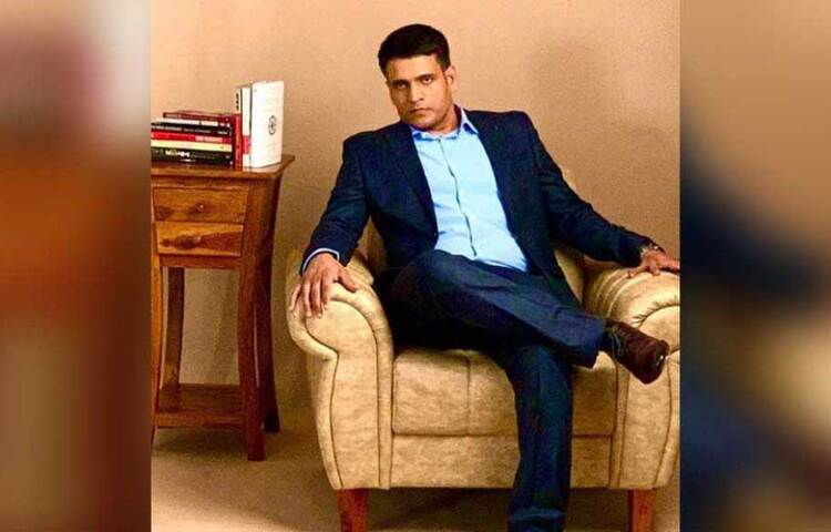 আসলে এমন কিছুতে তিনি সময় নষ্ট করতে চাইছিলেন না, যা ভবিষ্যতে তার কোনো কাজেই লাগবে না। কলেজ ছেড়ে দেন। মা-বাবা তার সিদ্ধান্তে খুশি ছিলেন না। ভাই আর বোনের পূর্ণ সমর্থন ছিল। বাড়িতে খুব অশান্তি শুরু হয়েছিল। বাকি পড়ুয়াদের মতো পড়াশোনা শেষ করে ক্যারিয়ার বাছাই করেননি সুশীল। বরং তিনি নিজের ক্যারিয়ার আগে থেকেই স্থির করে ফেলেছিলেন। কলেজ ছাড়াটা তার ভুল সিদ্ধান্ত ছিল না, সেটা প্রমাণ করার জন্য মরিয়া হয়ে উঠেছিলেন।