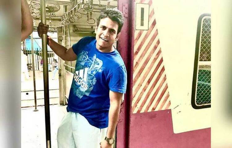 থার্ড পার্টির মাধ্যমে একটি টেলিকম সংস্থায় কাজ পান। ওই সংস্থার কাস্টমার সার্ভিস প্রতিনিধি ছিলেন। রোজ ১২-১৩ ঘণ্টা কাজ করতেন। এরপর একটি সংস্থার সেলসম্যান হিসেবে যোগ দিয়েছিলেন। প্রতিটি কাজই মনপ্রাণ দিয়ে করতেন। যতক্ষণ না পর্যন্ত বিক্রি করতে পারতেন, নিজের চেয়ার ছেড়ে উঠতেন না। সারাদিন না খেয়েও কাটিয়েছেন।