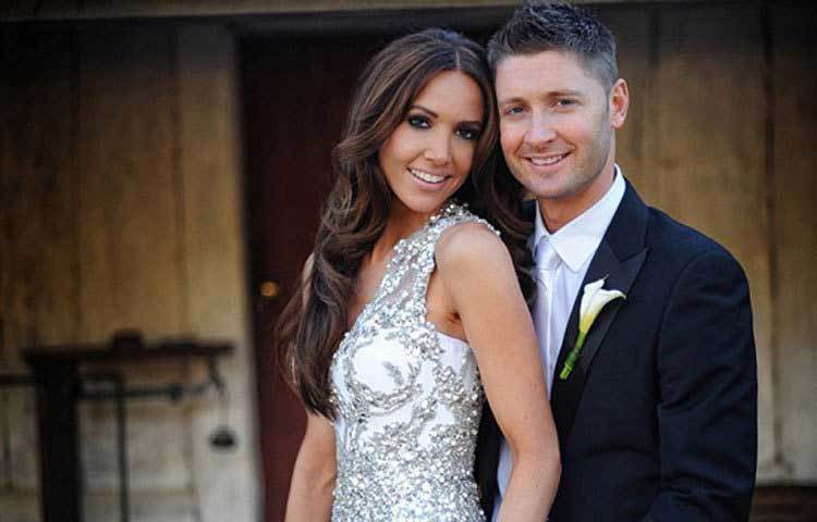 অস্ট্রেলিয়ান ক্রিকেট অধিনায়ক মাইকেল ক্লার্ক শুধু দেখতেই সুদর্শন নন, তিনি ক্রিকেট অঙ্গনের অন্যতম সফল খেলোয়াড়। তিনি ইনটেরিয়র ডিজাইনার কাইলি বলডিকে প্রেম করে বিয়ে করেন।