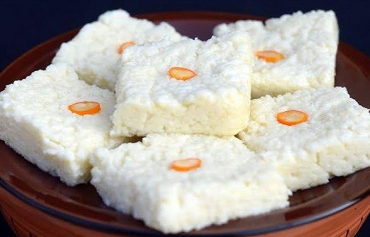 ছানা: দুধে যতই গুণ থাকুক ল্যাকটোজ ইনটলারেন্সের জন্য অনেকেরই তা সহ্য হয় না। কিন্তু দুধে যে উপাদানগুলো থাকে সেগুলো শরীরে খুবই প্রয়োজনীয়। সে ক্ষেত্রে দুধের বদলে ছানা খাওয়া যায়। বরং গুণের নিরিখে ছানা ও পনিরকে এগিয়ে রাখা যায়। ছানা বা পনিরে ক্যালশিয়াম ও ভিটামিন ডি থাকে যা ব্রেস্ট ক্যানসারের সম্ভাবনা কমায়। ক্যালশিয়াম ও ভিটামিন ডি-এর ফলেই এতে হাড়ও শক্ত থাকে। ছবি: সংগৃহীত