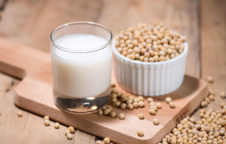 সয়া মিল্ক: গরুর দুধের অন্যতম জনপ্রিয় বিকল্প সোয়া দুধ। সোয়াবিনের নির্যাস থেকে তৈরি এ দুধ বাজারে চিনিসহ, চিনি ব্যতীত, চকোলেট ও ভ্যানিলা ফ্লেভারযুক্ত নানাভাবেই পাওয়া যায়। পুষ্টিগুণে সমৃদ্ধ কোলেস্টেরল মুক্ত এ দুধে রয়েছে আইসোফ্লেভন নামের প্রাকৃতিক উপাদান, যা হৃদরোগের ঝুঁকি হ্রাসে সহায়তা করে। ছবি: সংগৃহীত