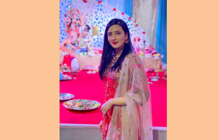 পূজার সাজের এই ছবি মিম তার ফেসবুকে প্রকাশ করেছেন।