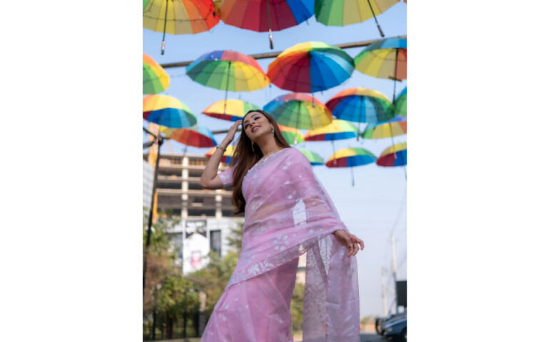 শাড়িতে যেন মিম অনন্যা ও অতুলনীয়া। ছবি: ফেসবুক