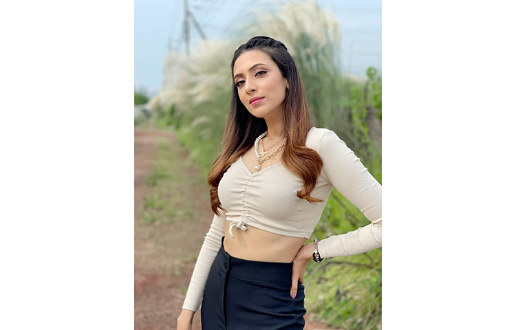 প্রকৃতির টানে কাশবন দেখতে ছুটে আসেন মিম। ছবি: ফেসবুক