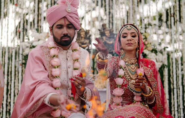 ঢাকার একটি পাঁচ তারকা হোটেলে মিমের বিয়ের আনুষ্ঠানিকতা সম্পন্ন হয়েছে। ছবি: ফেসবুক