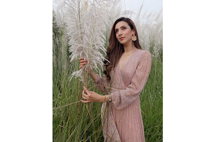 কাশের বনে স্নিগ্ধ রূপে ধরা দিয়েছেন মিম। ছবি: ফেসবুক