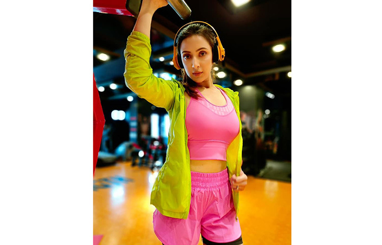 মিম ব্যায়ামের স্থিরচিত্র এবং ভিডিও ক্লিপ পোস্ট করেন তার ফেসবুকে ওয়ালে। ছবি: ফেসবুক