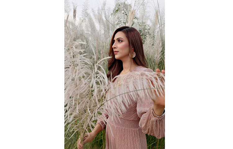 মিম  কাশবনের সৌন্দর্য মুগ্ধ দৃষ্টিতে দেখছেন। ছবি: ফেসবুক