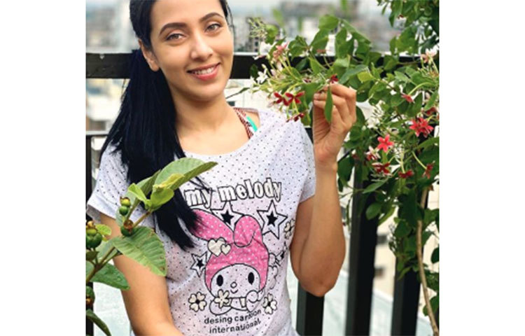 ফুলের সুবাস নিচ্ছেন মিম।