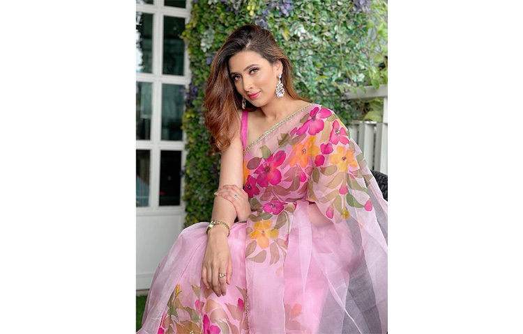 নজরকাড়া শাড়িতে সেজেছেন মিম। ছবি: ইনস্টাগ্রাম
