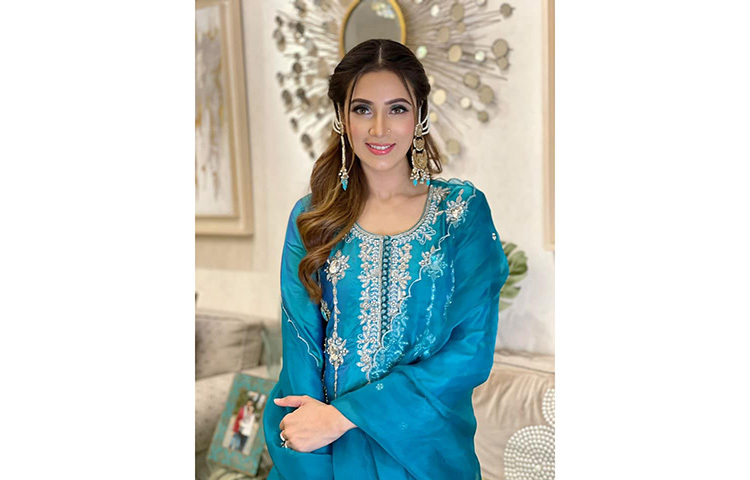 এই ছবি পোস্ট করে মিম তার ভক্তদের ঈদের শুভেচ্ছা জানিয়েছেন। ছবি: ফেসবুক