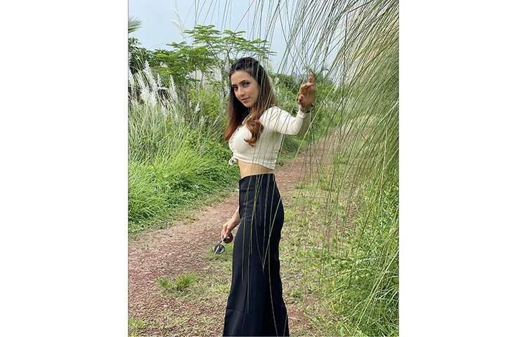 ছবি পোস্ট করে মিম লিখেছেন ‘হাই’। কিন্তু কোন স্থানের কাশবন দেখতে গিয়েছেন সে সবের কিছুই লেখেননি। ছবি: ফেসবুক