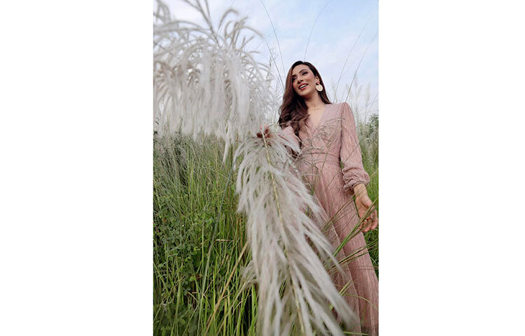 কাশবনে ঘুরতে এসে ভীষণ আনন্দিত মিম। ছবি: ফেসবুক