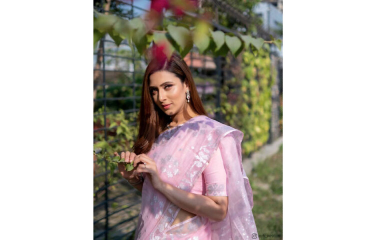 অন্যদিকে মো. বেলায়েত হোসেন নামে একজন মন্তব্য করেছেন, শাড়িতে বাংলার নারী। ছবি: ফেসবুক