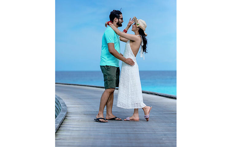 চোখে চোখে চোখ রেখে মনের কথা বলছেন মিম-সনি। ছবি: ফেসবুক