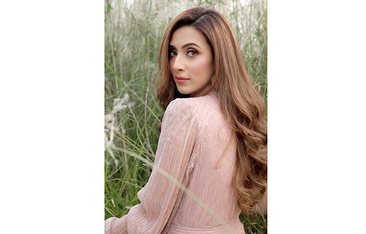 মন কেড়ে নেওয়া চাহনিতে মিম। ছবি: ফেসবুক