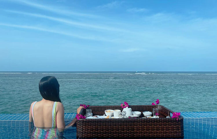 নীলজল দেখে মুগ্ধ মিম। ছবি: ফেসবুক